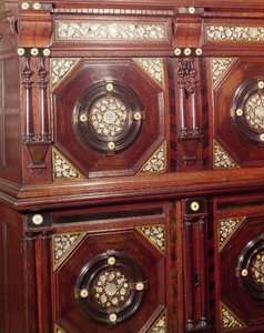 دولاب (بلوط مرصع بالصدف والعظم) (تفاصيل)